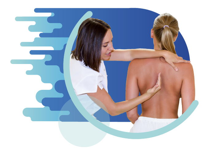 Medico che effettua un massaggio fisioterapico manuale per la schiena di una paziente
