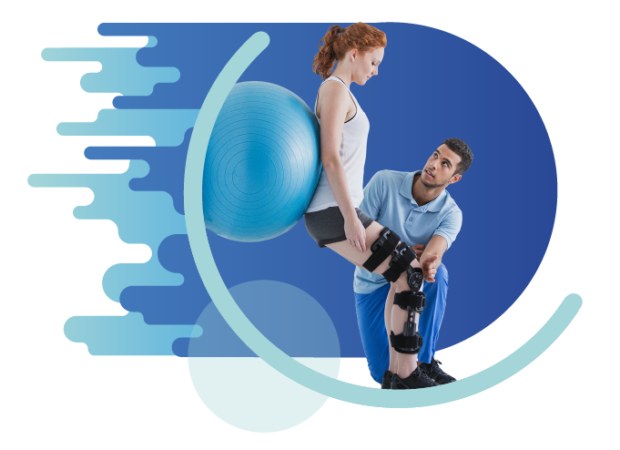 fisioterapista che aiuta la paziente con ortesi ad effettuare un esercizio riabilitativo con l'uso di una fitball