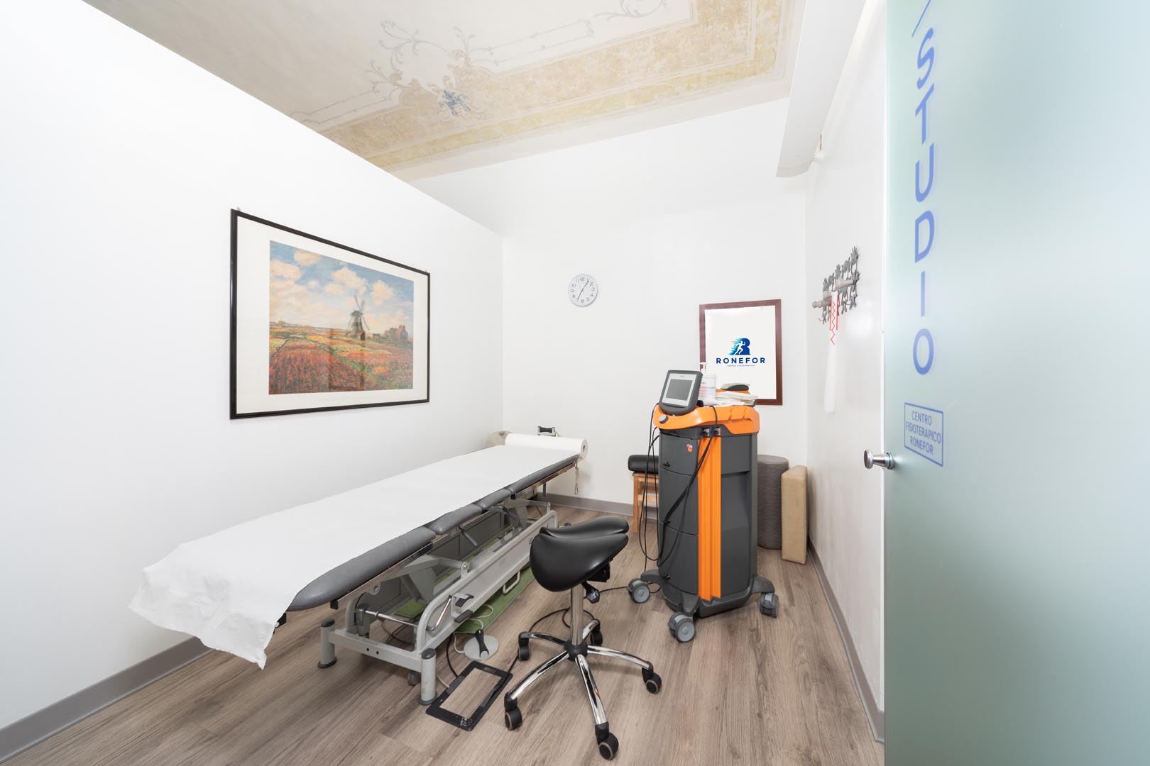 IMG_1065 Lettino con strumentazione fisioterapica per controlli ai pazienti dello studio Ronefor di Torino