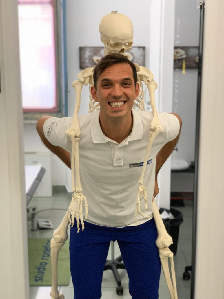 Fisioterapista Gabriele Casamenti con uno modello di uno scheletro