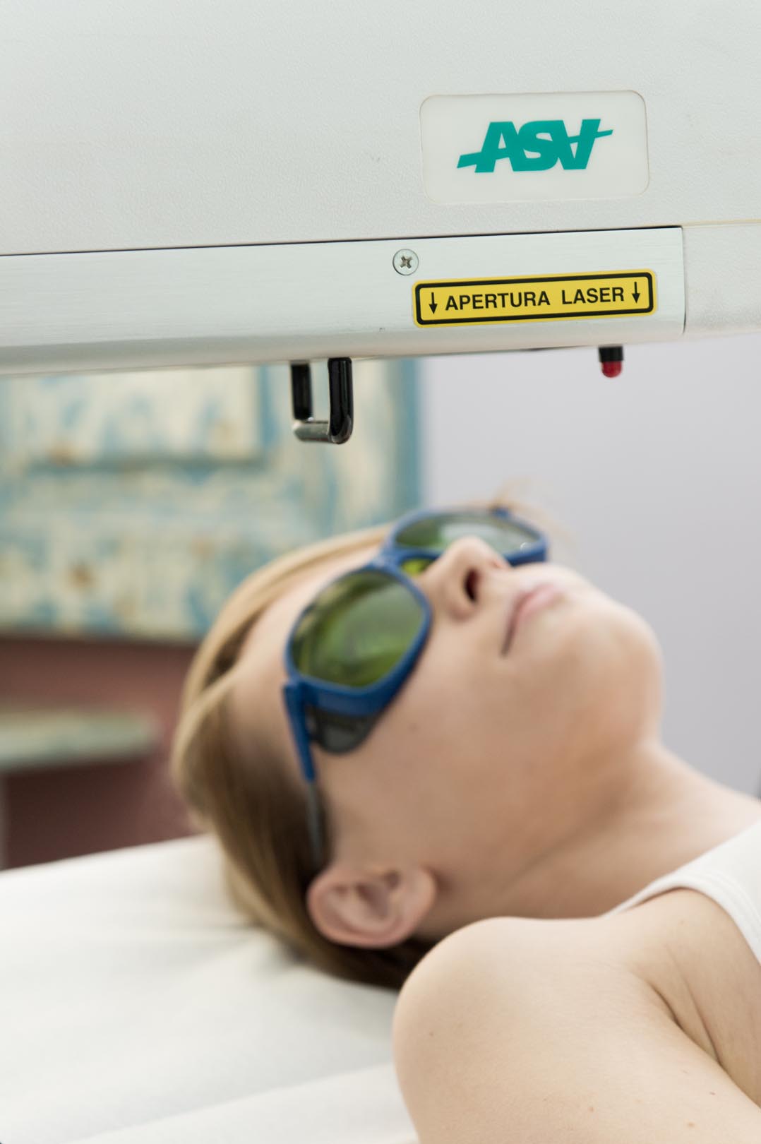 paziente effettua una Laserterapia fisioterapica dello studio Ronefor